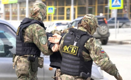 На окупованій Луганщині посеред дня російська ФСБ затримує людей на вулиці. Шукає "підозрілих"