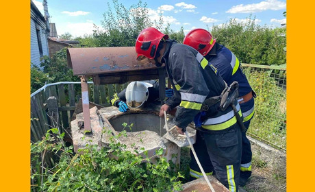 Кагарлицькі рятувальники та поліцейські дістали чоловіка із криниці