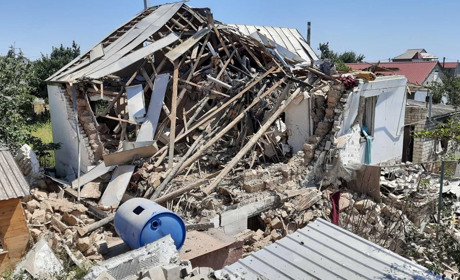 Чоловік з Козацького живе в підвалі розваленого будинку