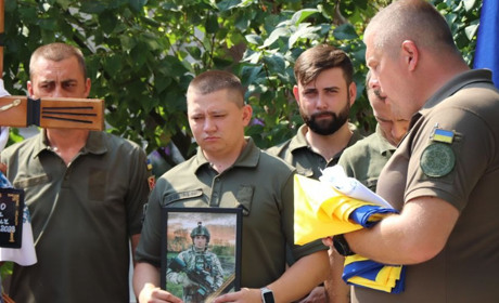 Втарата громади: 25-річного варашанина-сапера поховали у Полонному. Він помер у потязі