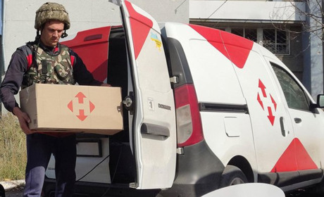 Нова пошта безкоштовно доставляє посилки для військовослужбовців. Як скористатися цією послугою