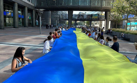 Український стяг розгорнули біля будівлі Європарламенту: фото, відео