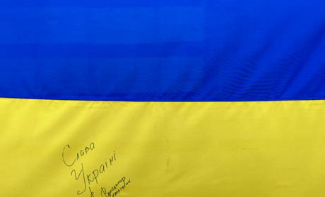 Волонтери розігрують прапор України з підписом Президента