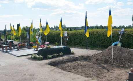 На Алеї Слави у Золотоноші розпочали благоустрій поховань захисників