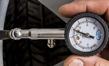 Стрілочний чи електронний манометр для шин: що обрати?