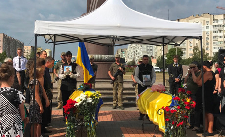 В Южному провели в останню путь двох героїв (ФОТО)