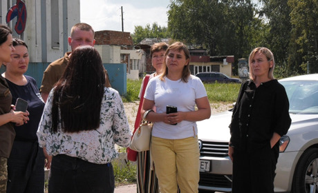 “Шкода, що вкладаємо кошти не в розвиток, а у відновлення”: до Тростянця завітали гості з Луганщини