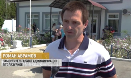 «Мобільні соціальні групи» окупантів приїхали до Лазурного, щоб видати російські банківські картки