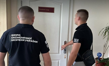 Закуповували ліки за завищеними цінами: викрили службових осіб медзакладів Київщини