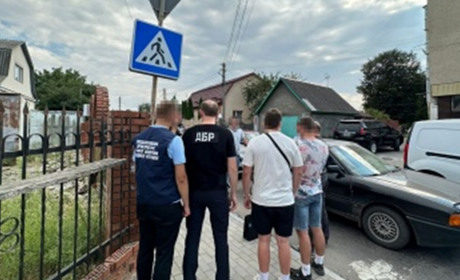 У Старокостянтинові працівник РЕМу розносив «повістки», а поліцейський допомагав «вирішити питання»