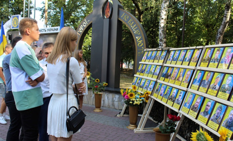 У Старокостянтинові проходить "тиха акція": усі бажаючі можуть вшанувати пам'ять загиблих ГЕРОЇВ