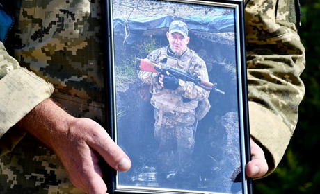 У Нікополі провели в останню путь захисника України Андрія Комарова