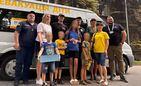 Зі Степногірська у Запоріжжя евакуювали дві родини з дітьми