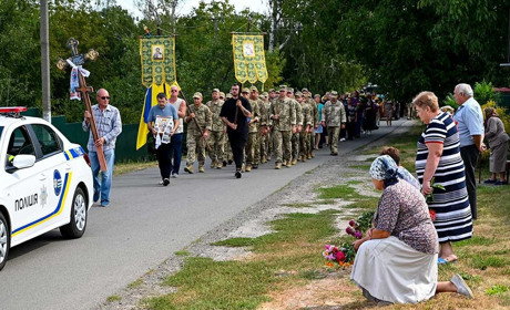 Віддав життя за Україну: в Кагарлику провели в останню путь бойового пілота Віктора Опанасюка