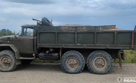 Поліція викрила жителя Мамаївців, який незаконно видобував гравійно-піщану суміш