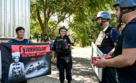 Жительці Гуляйполя рятувальники подарували прапор зі зображенням Нестора Махна (фото)
