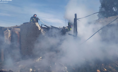 У Шосткинському районі через ворожий обстріл сталась масштабна пожежа