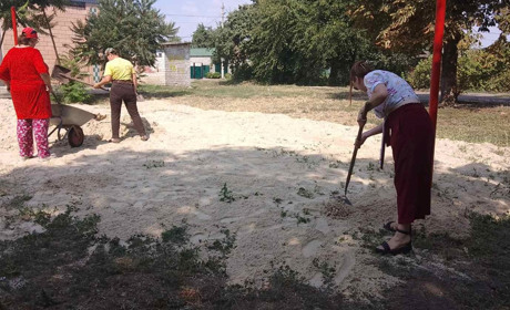 Дитячий майданчик на Волохіно тепер із піском