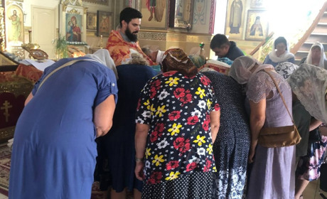 На Арабатській Стрілці у церкву привезли мощі святого та моляться “за перемогу росії”
