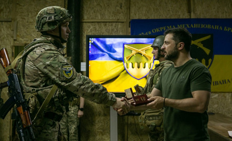 Зеленський нагородив штурмовика з Луганщини орденом "За мужність" III ступеня. Хто цей військовий