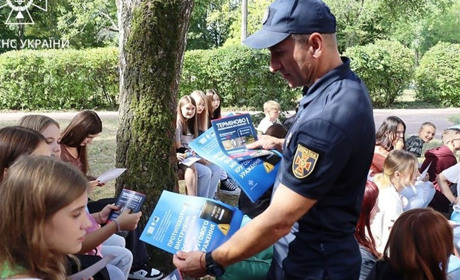 Мобільний клас мінної безпеки завітав до школи Чернігова та регіональних відділень "Нової пошти"