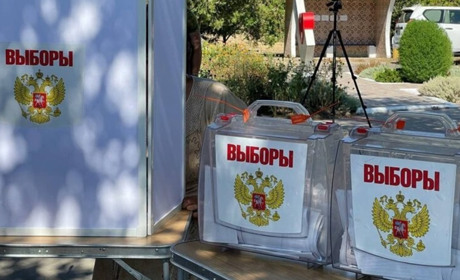 У Мелітополі на псевдовиборах окупанти "перевіряють і підказують за кого голосувати"