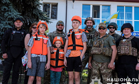 «Білі янголи» вивезли з Нью-Йорка ще трьох дітей та їхню матір. Тепер вони в безпеці