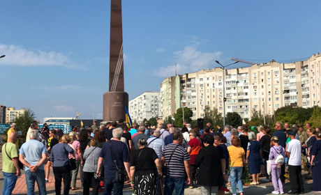 День жалоби в Южному: містяни прощаються із загиблим воїном (ФОТО)
