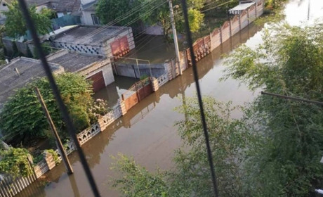 У центральній частині Голої Пристані тільки зараз потроху сходить вода