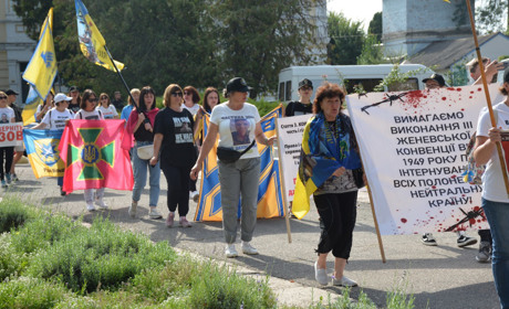 «Поверніть Героїв Маріуполя!» - рідні полонених захисників скандували у Золотоноші. ВІДЕО