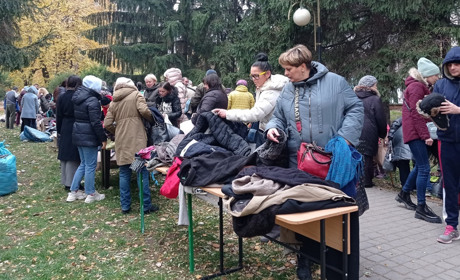 Переселенцям з Луганщини пропонують одяг і шкільні набори. Куди звертатися по допомогу