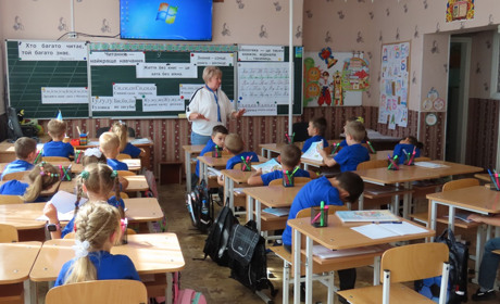 Папуга,який вчить читати та жабка, яка виставляє оцінки. Як навчаються золотоніські першачки?