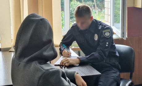 Чернігівські поліцейські затримали підозрюваного у пограбуванні маленької дівчинки