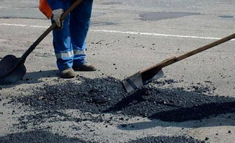 В Торецьку за 10 млн грн ремонтують дороги на 32 вулицях. Гроші з бюджету йдуть, а робіт не видно