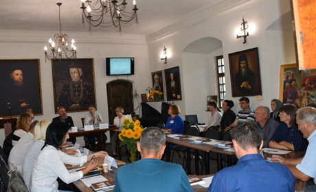 Круглий стіл у замку: краєзнавці провели камерне обговорення історичної події 375-річної давнини