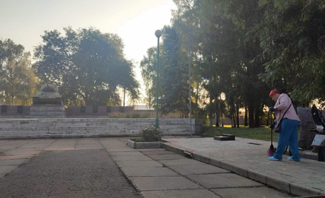 Прибирають місто, бігають, готуються до роботи: чим зазвичай займаються красноградці вранці