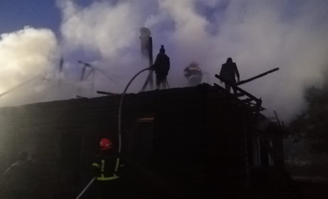 У селі Сарненського району горів дерев’яний будинок — причину з’ясовують