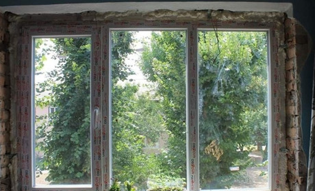 Нові вікна, побутова техніка та ігрова кімната: благодійники допомагають переселенцям у Нікополі