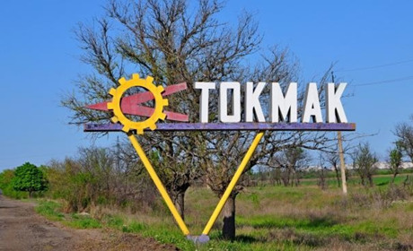 Російських військових масово підселяють до пенсіонерів у Токмаку