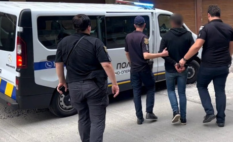 В Одесі чоловік приревнував знайомого до дівчини і вдарив його ножем: травми виявилися смертельними