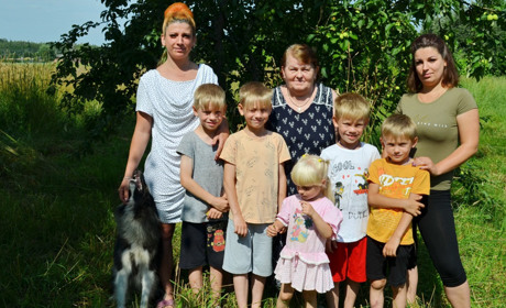 «Спочатку «сєпарами» обзивали, а тоді покумалися». Історія переселенців, які 9 років живуть у Буді