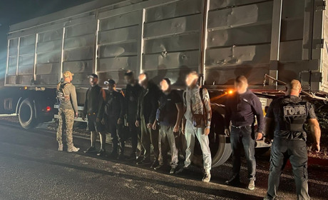 На транзитній дорозі "Маяки-Удобне" виявили чоловіків у причепі вантажівки. Їхали до Молдови