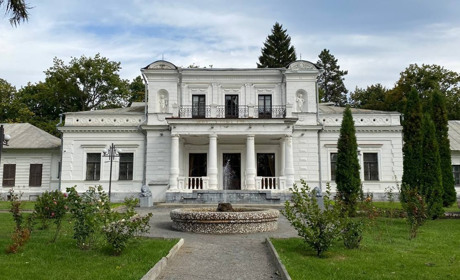 Війна залишила свій слід і тут. Історія пошкодженого окупантами маєтку Кеніга в Тростянці
