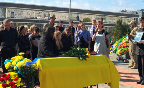 День жалоби: Южненська громада прощається з Андрієм Єфімчуком (ФОТО)