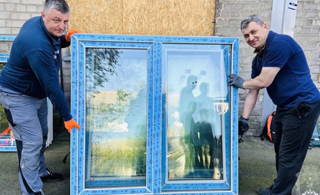 Для відновлення пошкоджених будинків до Покровська продовжують надходити пластикові вікна
