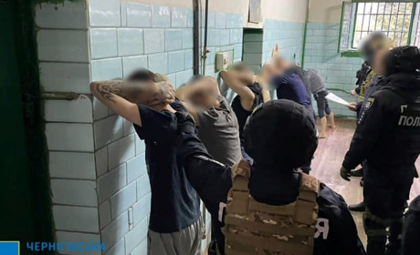 На Чернігівщині групі, яка обкрадала військовослужбовців та волонтерів повідомили про підозру
