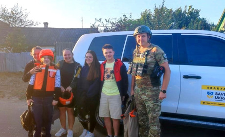 З Херсона, який потерпає від обстрілів росіян, поліцейські евакуюють родини з дітьми. Фото
