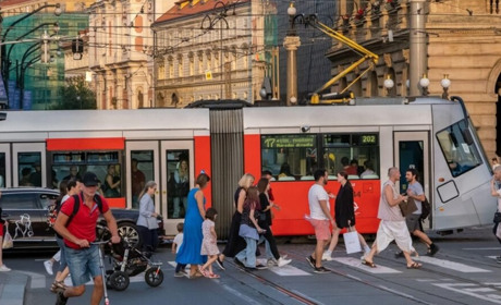 У Празі скасовують пільгові ціни на транспорт для переселенців: скільки коштуватиме проїзд?