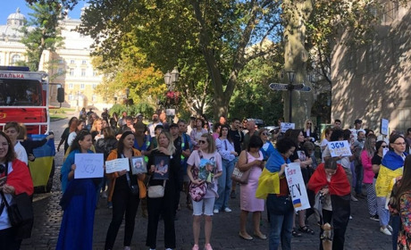 Бруківка та суди не захистять, війна може прийти сюди: протестувальники виступили на сесії в Одесі