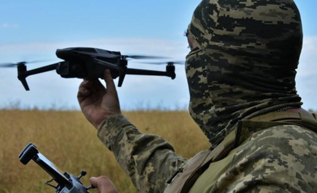 Кайданки та скотч. Під Сватовим українські бійці винахідливо нищать росіян з безпілотників